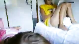 Сосет в поезде при подруге