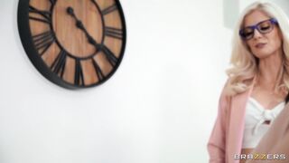 Ботанка трахает обижавшую ее хулиганшу