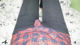 Девушка мастурбирует в своей комнате пока родители готовят завтрак