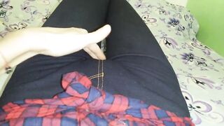 Девушка мастурбирует в своей комнате пока родители готовят завтрак