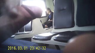 Эксбиционист дрочит на девушек в электричке