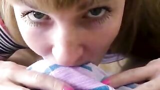 Минетчица начала сосать через трусы