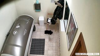 Скрытая камера в солярии