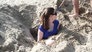 Закапал в песке и дал в рот