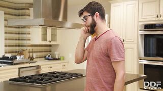 Сестра помогла брату справиться со стояком