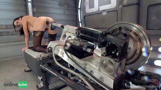 Огромная секс машина до сквирта затрахала даму