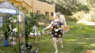 Натянул зрелую тётку в теплице