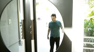 Переспала со всеми друзьями сына (С переводом)