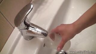 Заставили лизать подружку