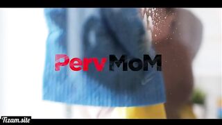 Мать без мужа - совсем заскучала (С переводом)