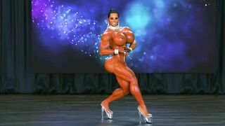 Горячий стриптиз от бодибилдерши