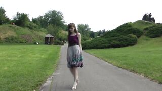 Гуляя по парку показывает пизду