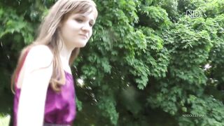 Гуляя по парку показывает пизду